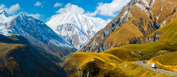 Impresionantes montañas con camino de asfalto —  Fotos de Stock