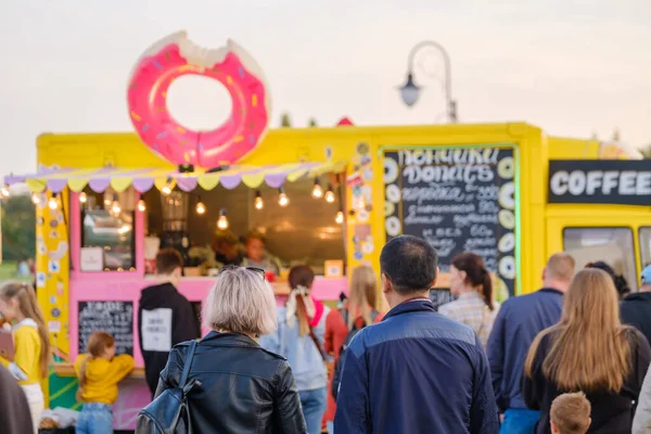 Pessoas Fila Perto Van Vendendo Donuts Durante Evento Público Noite — Fotografia de Stock