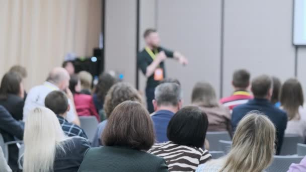 Seyirciler Konferans Salonundaki Hocayı Dinliyor — Stok video