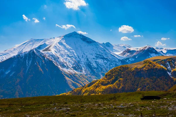 Malerischer Blick Auf Felsigen Hang Mit Herbstbäumen Und Schneebedeckten Gipfeln — Stockfoto