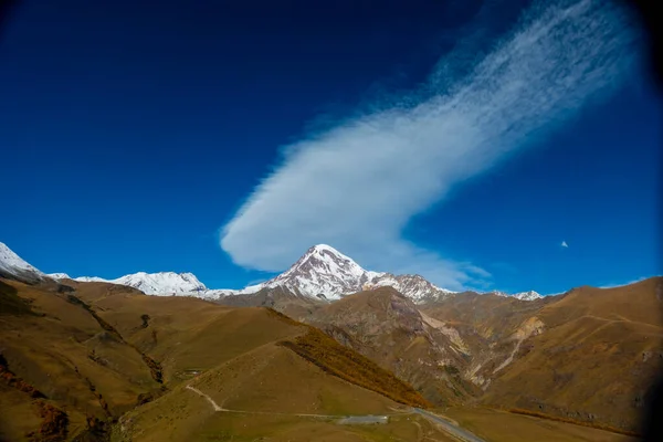 Lélegzetelállító Kilátás Hegység Havas Csúcs Ellen Található Kék Fehér Felhők — Stock Fotó