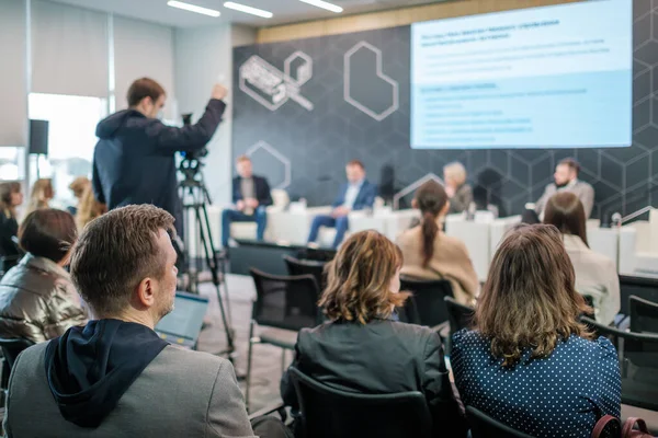 Bakgrundsbild Grupp Anonyma Företagare Som Sitter Hallen Och Lyssnar Talare — Stockfoto