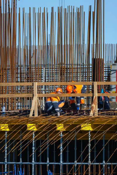 Anonymous Male Builders Uniform Working Bridge Metal Poles Cloudless Blue — Stock Photo, Image