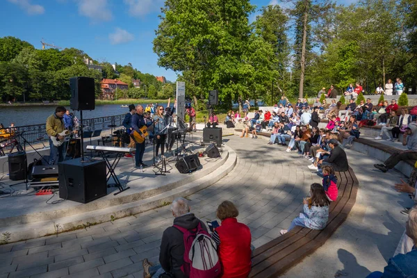 Szvetlogorsk Oroszország 2021 Július Rock Zenekar Színpadon Töltésen Közönség Közelében — Stock Fotó