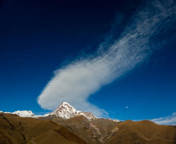 Adembenemend Uitzicht Bergketen Met Besneeuwde Piek Gelegen Tegen Blauwe Hemel — Stockfoto