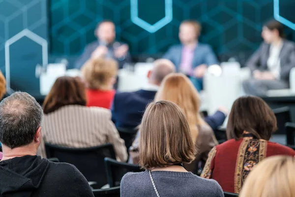 Soft Focus Kantelen Naar Beneden Zicht Van Onherkenbare Deelnemers Luisteren — Stockfoto