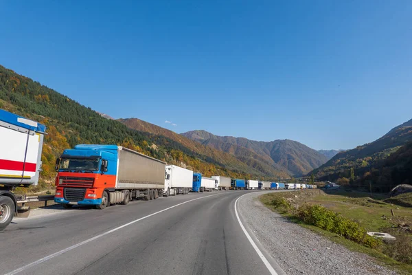 Linea Camion Parcheggiati Sul Ciglio Della Strada Vicino Alla Strada — Foto Stock