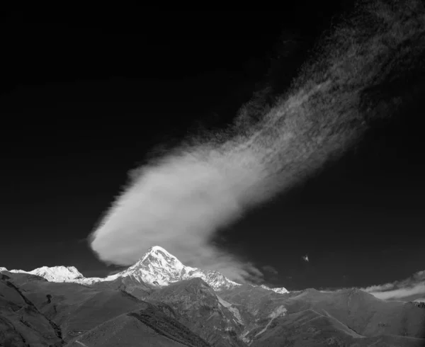 Adembenemend Uitzicht Bergketen Met Besneeuwde Piek Gelegen Tegen Donkere Hemel Rechtenvrije Stockfoto's