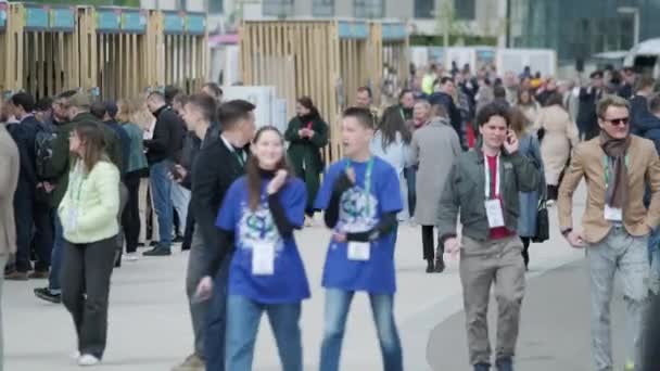 Moskova Mayıs 2022 Fuarına Katılanlar Kalabalık Meydanda Yürüyor Etkinliğin Başında — Stok video