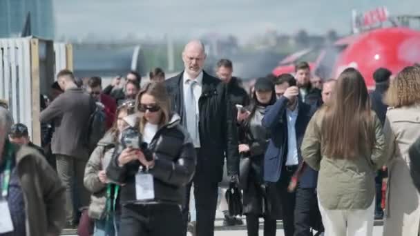 Moscou Maio 2022 Participantes Convenções Negócios Caminhando Praça Lotada Conversando — Vídeo de Stock