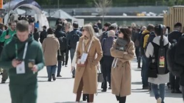 Moskova - 25 Mayıs 2022: İş fuarına katılanlar kalabalık meydanda yürüyor ve etkinliğin başında konuşuyor