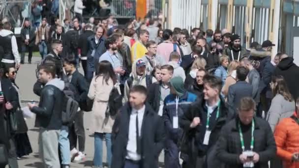 Moskova Mayıs 2022 Fuarına Katılanlar Kalabalık Meydanda Yürüyor Etkinliğin Başında — Stok video