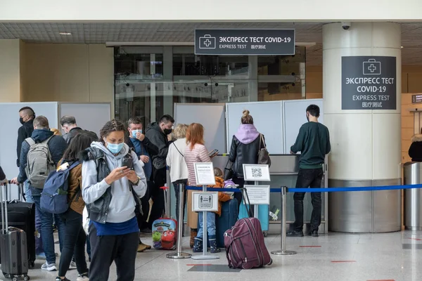 Domodedovo Rusland Mei 2022 Reizigers Bovenkleding Gezichtsmaskers Staan Rij Voor — Stockfoto