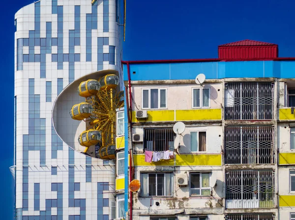 Külső Modern Batumi Technológiai Egyetem Tower Óriáskerék Közelében Található Kopott — Stock Fotó