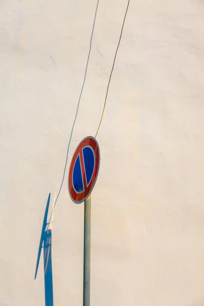Δεν Πινακίδα Αναμονής Πόλο Που Βρίσκεται Κατά Sunlit Μπεζ Τοίχο — Φωτογραφία Αρχείου