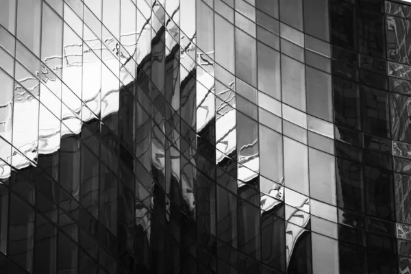 Черно Белая Волнистая Стеклянная Стена Современного Высотного Здания Городской Улице — стоковое фото