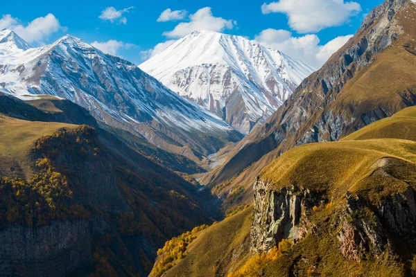 Pittoresca Veduta Drone Della Catena Montuosa Con Pendii Erbosi Cime — Foto Stock