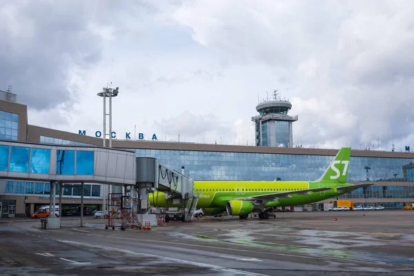 Moskou Mei 2022 Groen Modern Vliegtuig Geparkeerd Bij Jetbrug Buiten Stockfoto