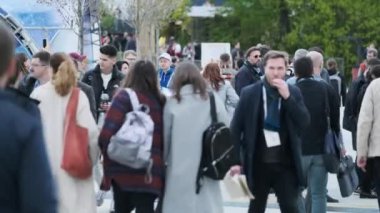 Moskova - 25 Mayıs 2022: İş fuarına katılanlar kalabalık meydanda yürüyor ve etkinliğin başında konuşuyor