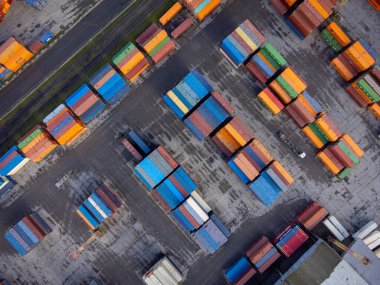 Kaliningrad, Rusya - 12 Ekim 2021: Limandaki renkli kargo konteynırlarının yukarıdan görünüşü
