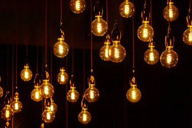 Çağdaş binanın duvarının soyut arkaplanı ve şehirdeki çok renkli canlı süslemeler.