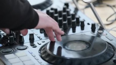 DJ gece kulübündeki diskoda kumandada ses karışımı çalar