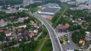 Güneşli bir günde, lojistik merkezi ve deponun ve yakınlarındaki yolun hava görüntüsü.