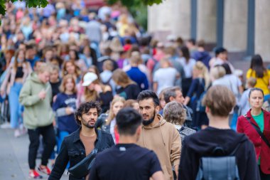 Vilnius, Litvanya - 22 Haziran 2022: Şehir merkezinde kalabalık saatlerde yaya geçidi boyunca yürüyen kalabalık