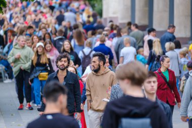 Vilnius, Litvanya - 22 Haziran 2022: Şehir merkezinde kalabalık saatlerde yaya geçidi boyunca yürüyen kalabalık