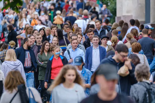 Vilnius, Litvanya - 22 Haziran 2022: Şehir merkezinde kalabalık saatlerde yaya geçidi boyunca yürüyen kalabalık