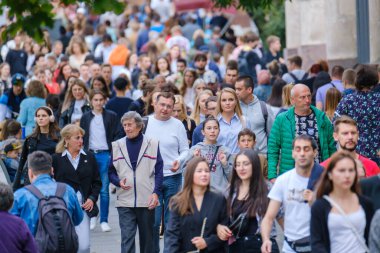 Vilnius, Litvanya - 22 Haziran 2022: Şehir merkezinde kalabalık saatlerde yaya geçidi boyunca yürüyen kalabalık