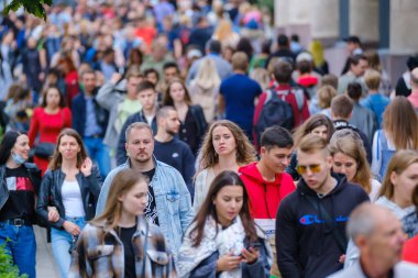 Vilnius, Litvanya - 22 Haziran 2022: Şehir merkezinde kalabalık saatlerde yaya geçidi boyunca yürüyen kalabalık