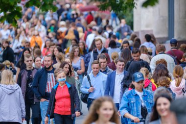 Vilnius, Litvanya - 22 Haziran 2022: Şehir merkezinde kalabalık saatlerde yaya geçidi boyunca yürüyen kalabalık