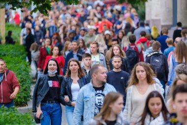 Vilnius, Litvanya - 22 Haziran 2022: Şehir merkezinde kalabalık saatlerde yaya geçidi boyunca yürüyen kalabalık