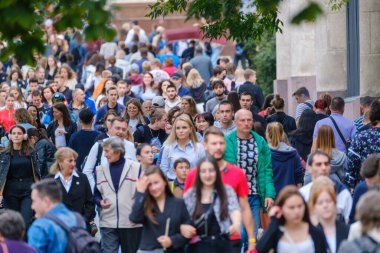 Vilnius, Litvanya - 22 Haziran 2022: Şehir merkezinde kalabalık saatlerde yaya geçidi boyunca yürüyen kalabalık