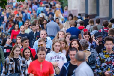 Vilnius, Litvanya - 22 Haziran 2022: Şehir merkezinde kalabalık saatlerde yaya geçidi boyunca yürüyen kalabalık