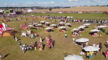 Kaliningrad, Rusya - 6 Ağustos 2022: Güneşli yaz gününde panayırda eğlenen insanların insansız hava aracı görüntüsü