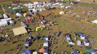 Kaliningrad, Rusya - 6 Ağustos 2022: Yüksek açılı insansız hava aracı panayır manzarası yaz aylarında tarımsal sergi sırasında eğlence gezileri ve çadırlarla dolu