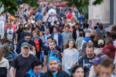 Vilnius, Litvanya - 22 Haziran 2022: Şehir merkezinde kalabalık saatlerde yaya geçidi boyunca yürüyen kalabalık