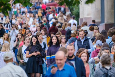 Vilnius, Litvanya - 22 Haziran 2022: Şehir merkezinde kalabalık saatlerde yaya geçidi boyunca yürüyen kalabalık