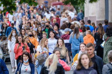 Vilnius, Litvanya - 22 Haziran 2022: Şehir merkezinde kalabalık saatlerde yaya geçidi boyunca yürüyen kalabalık