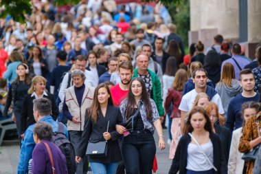 Vilnius, Litvanya - 22 Haziran 2022: Şehir merkezinde kalabalık saatlerde yaya geçidi boyunca yürüyen kalabalık