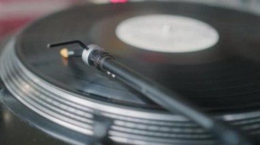 Gündüz vakti fonograf iğnesinin altında dönen müzikle kaydın yumuşak odağı