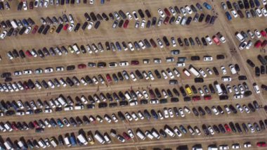 Kalabalık otoparkta giden bir çok aracın İHA görüntüsünden
