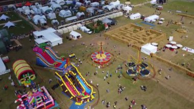 Kaliningrad, Rusya - 6 Ağustos 2022: Yüksek açılı insansız hava aracı panayır manzarası yaz aylarında tarımsal sergi sırasında eğlence gezileri ve çadırlarla dolu