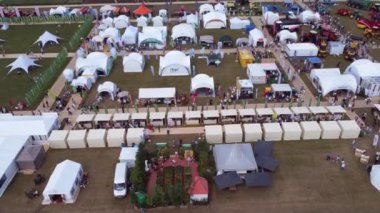 Kaliningrad, Rusya - 6 Ağustos 2022: Yaz fuarı sırasında kalabalık parktaki yolların yakınındaki çadırların yüksek açılı insansız hava aracı görüntüsü