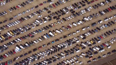 Kalabalık otoparkta giden bir çok aracın İHA görüntüsünden