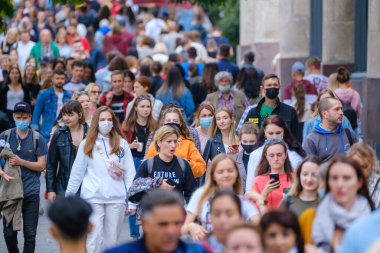 Vilnius, Litvanya - 22 Haziran 2022: Şehir merkezinde kalabalık saatlerde yaya geçidi boyunca yürüyen kalabalık