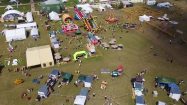 Kaliningrad, Rusya - 6 Ağustos 2022: Hafta sonu fuar günü fuar alanındaki çeşitli eğlence gezilerinin yüksek açılı insansız hava aracı görüntüsü