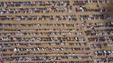 Kalabalık otoparkta giden bir çok aracın İHA görüntüsünden